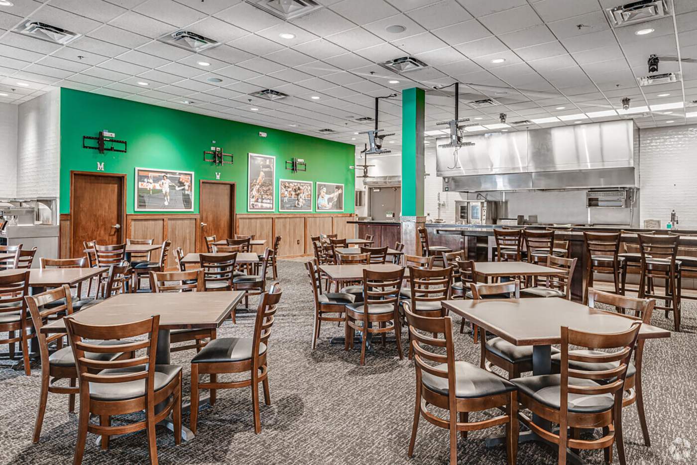 Barnett room with a kitchen and tables and chairs